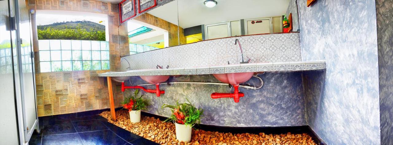 The Pelican Larry Hostel Cali Εξωτερικό φωτογραφία